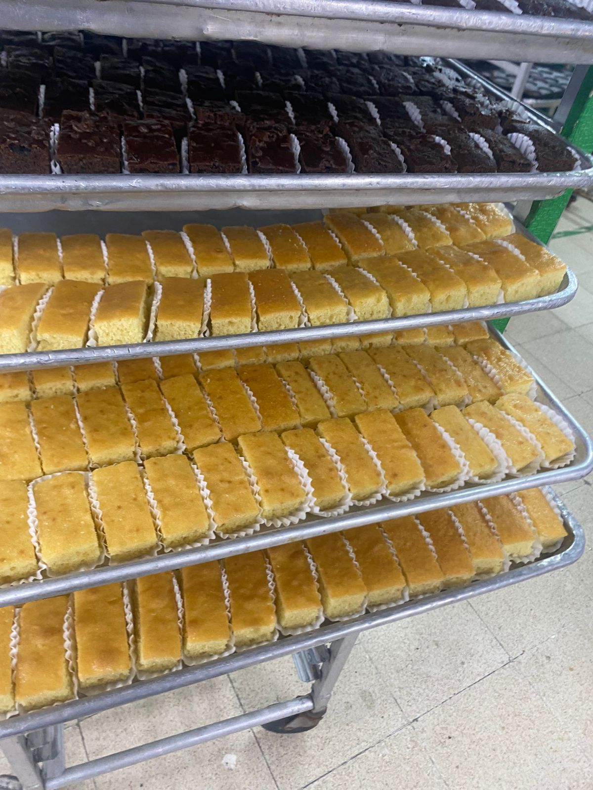 Bizcochos de vainilla en bandejas